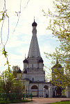 Входная группа Храм Покрова Пресвятой Богородицы в Медведкове. Москва, Заповедная,  52а, корпус  1