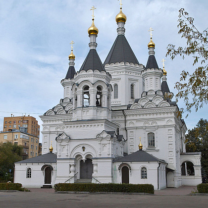   Храм архангела Михаила при клиниках на Девичьем поле. 