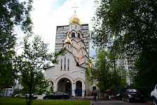 Входная группа Храм Новомучеников и Исповедников Российских в Строгино. Москва, Строгинский бульвар,  20